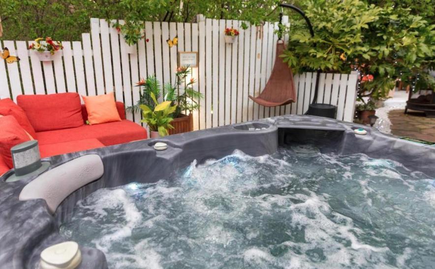 Master Suite Hot Tub,670072983:JPEG