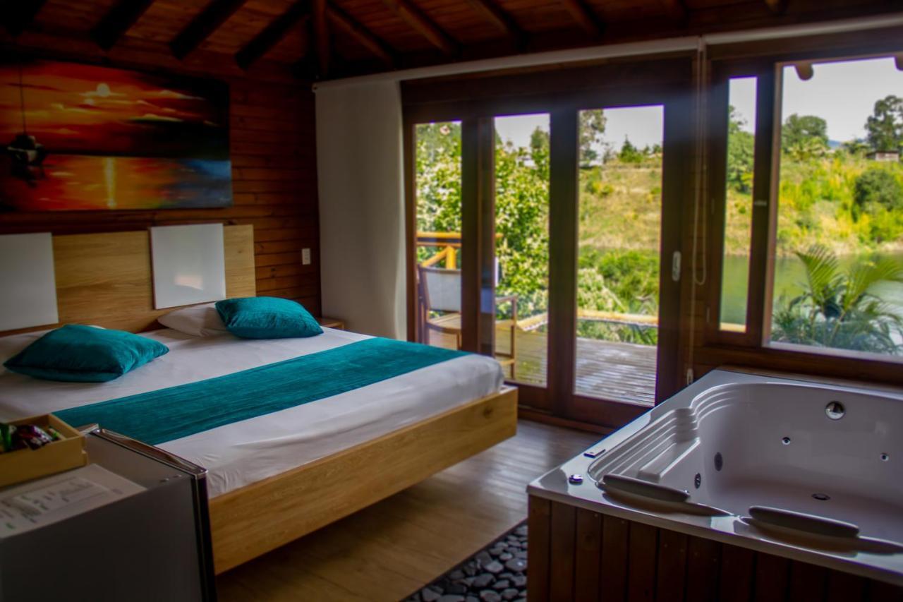 Deluxe Suite Spa Bath