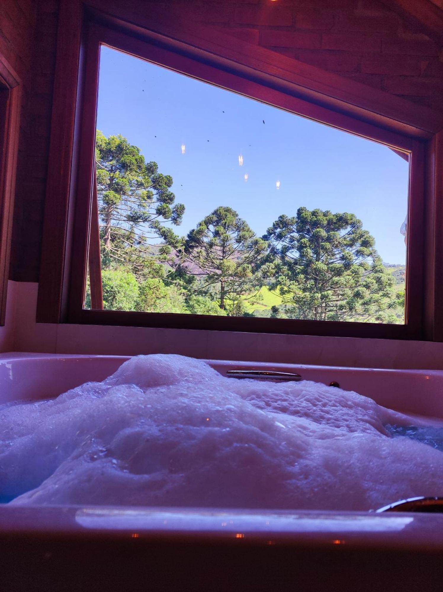 Quarto com Cama Queen-size e Banheira de Hidromassagem
