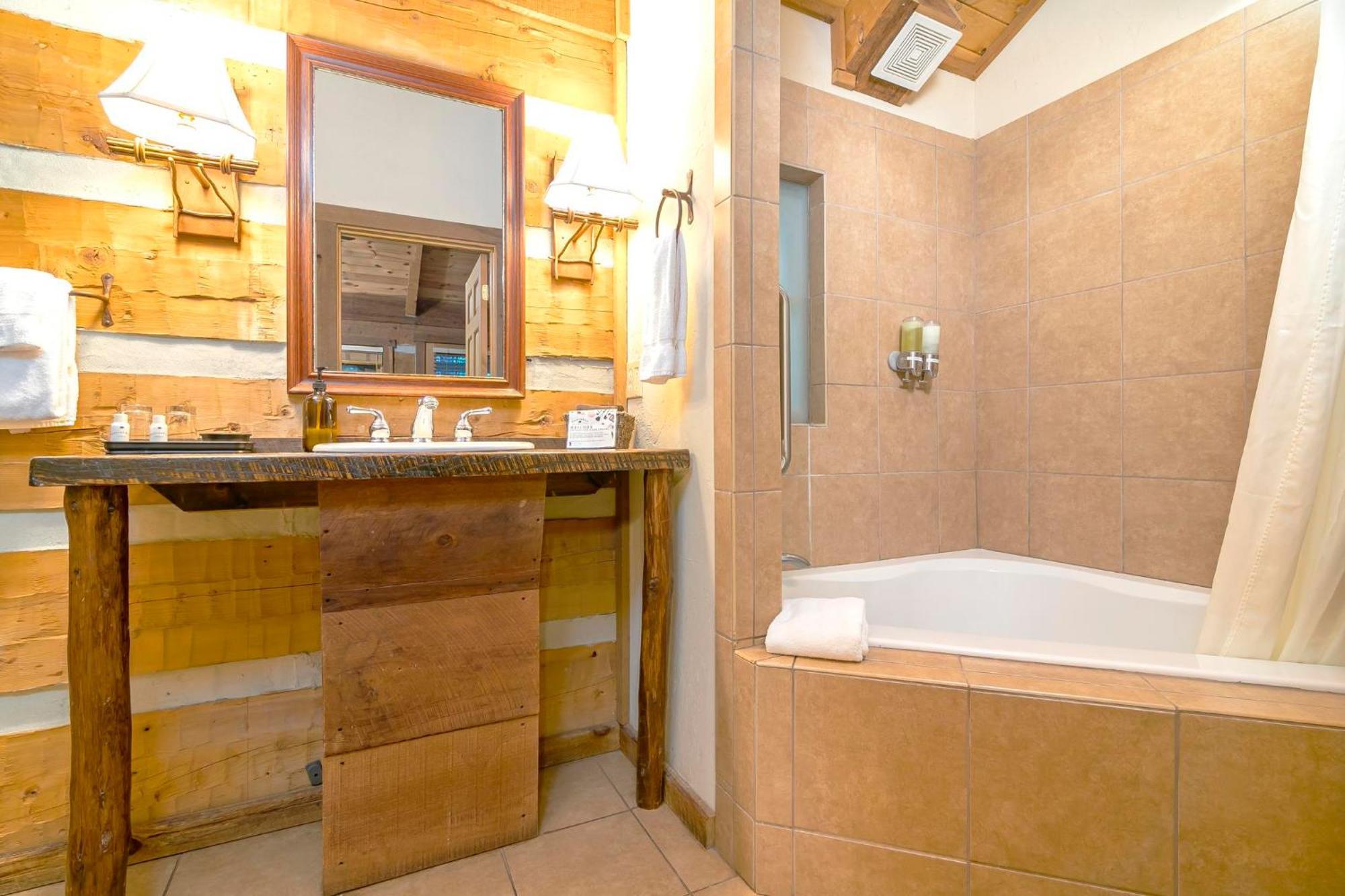 Deluxe One-Bedroom Cabin - Pet Friendly