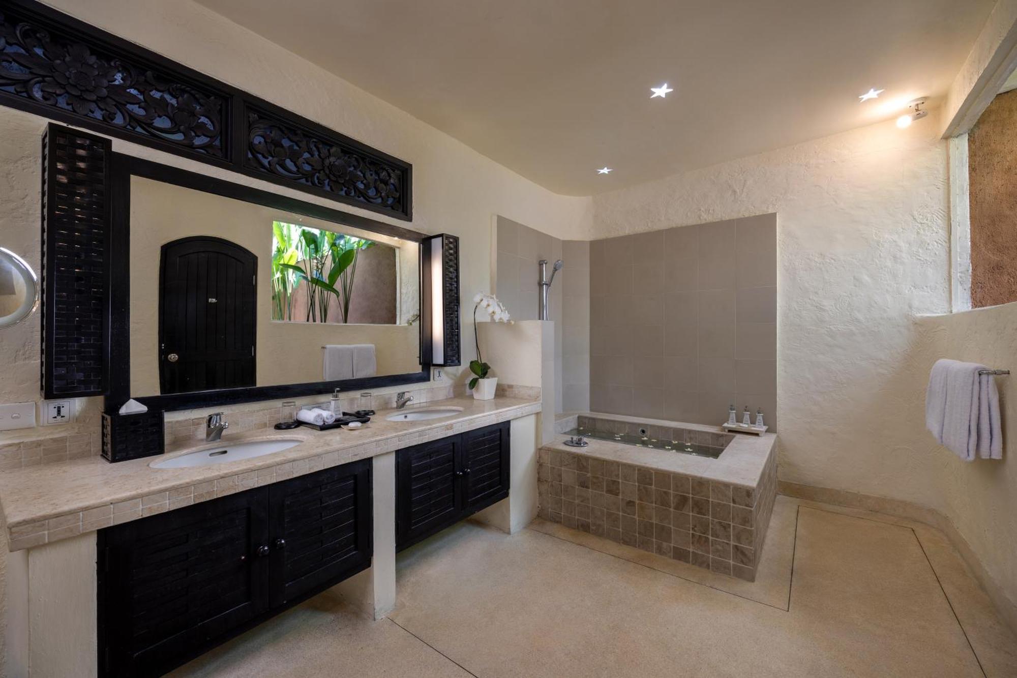 Three-Bedroom Villa with Private Pool and Bathtub