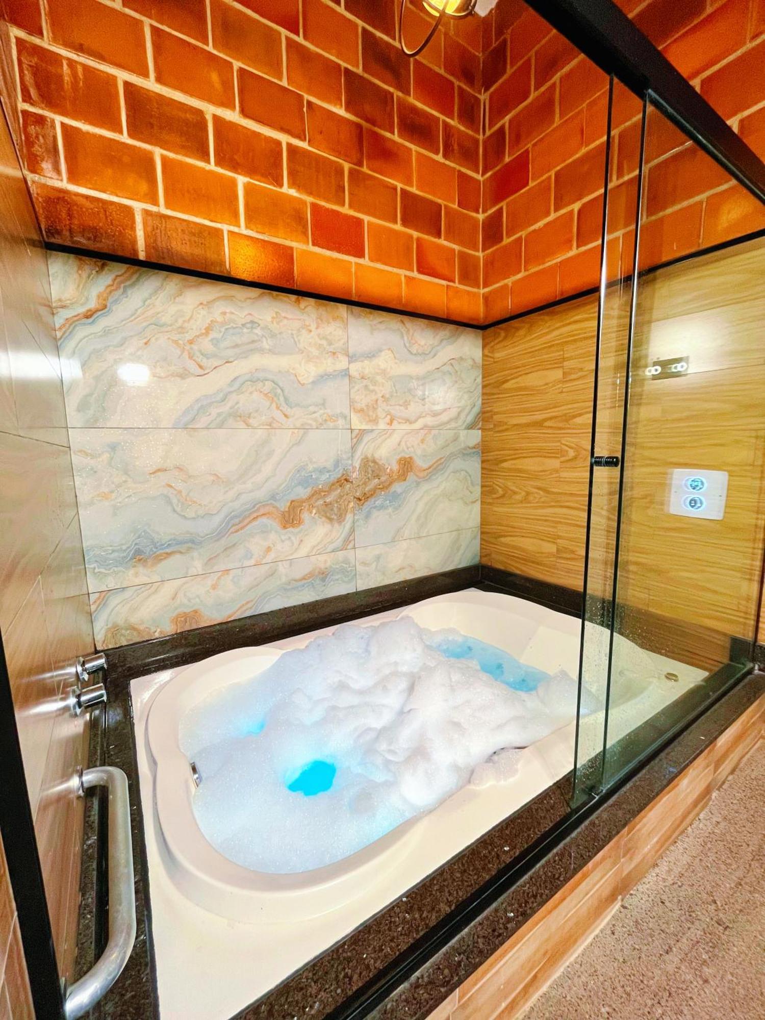 Suíte Deluxe com Banheira de Hidromassagem