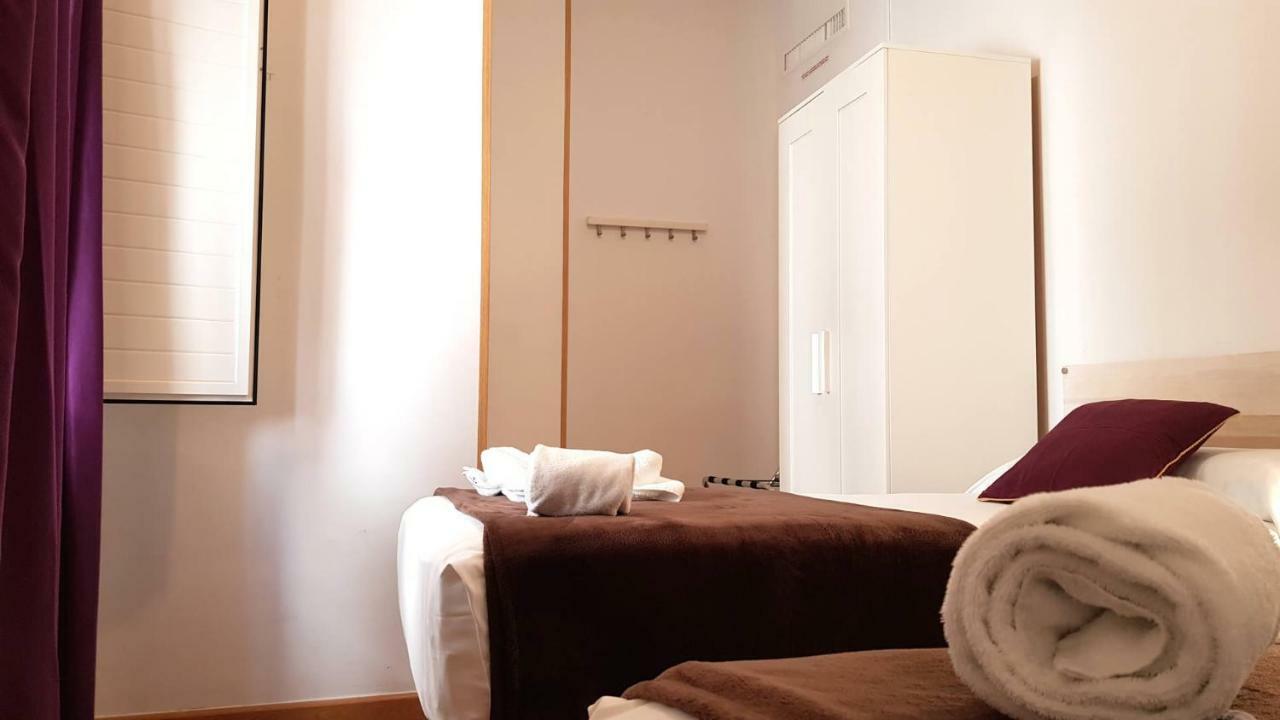 Twin Room with Shared Bathroom and Private Shower