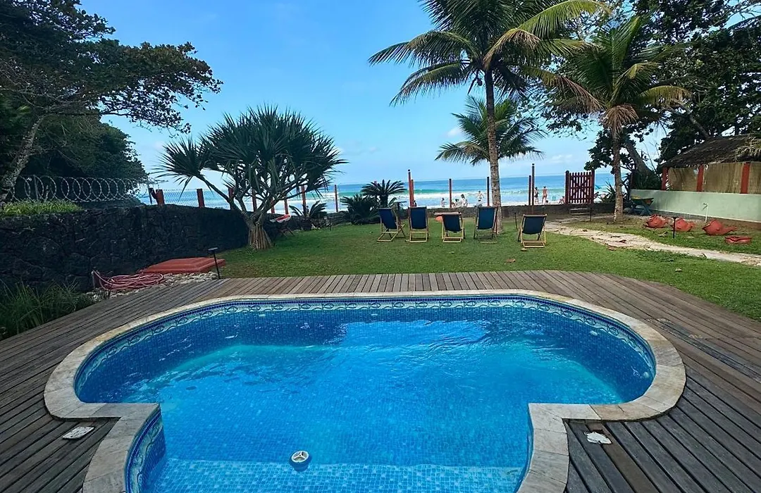 Pé na areia Praia das Toninhas-1
