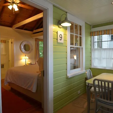 Victorian Harbor Haven: Historic 3-Floor Retreat with Water Activities-3
