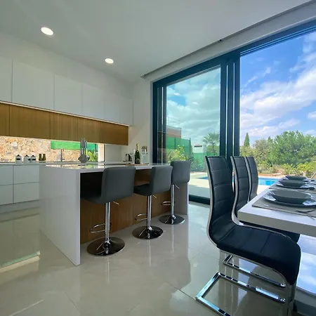 Las Colinas Golf & Country Club Residences-3