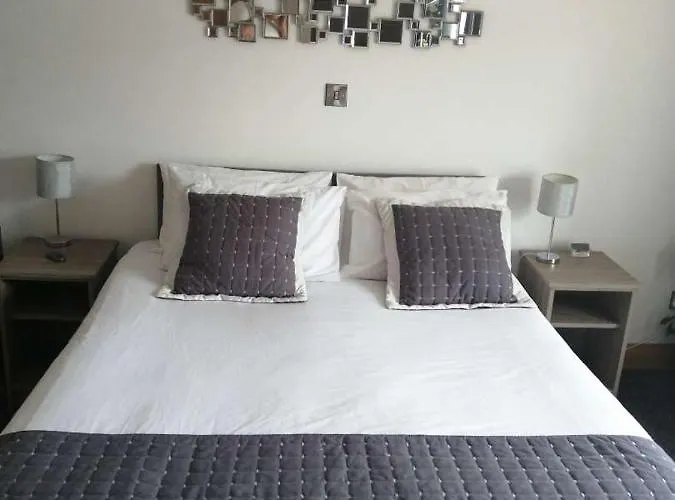 Reveller Bar Lodgings
