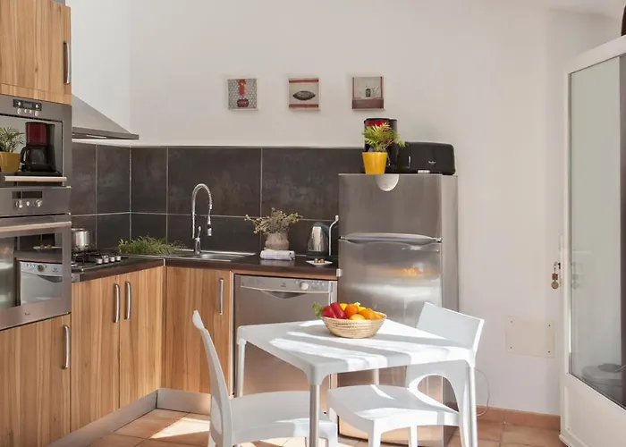 Amarylis A Calvi Location 2 Pers Avec Clim Jardin Piscine Et Barbecue