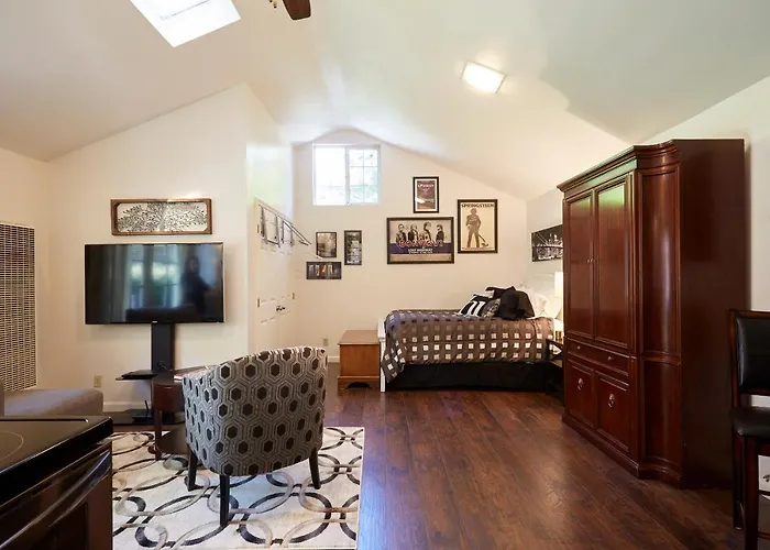 Willow Glen Private Studio - 1 Queen Bed And 1 Queen Inflatable