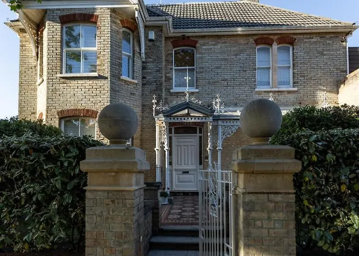 Guest house: Cranborne House