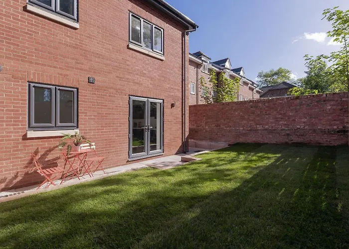 Pet Friendly hotel: Moseley Gardens Fallowfield