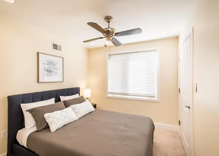 Stylish 4 Bedroom Townhome With Jacuzzi