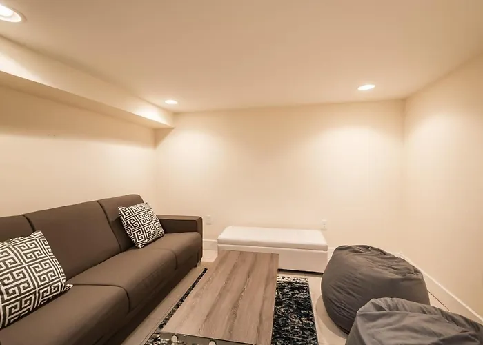 Stylish 4 Bedroom Townhome With Jacuzzi