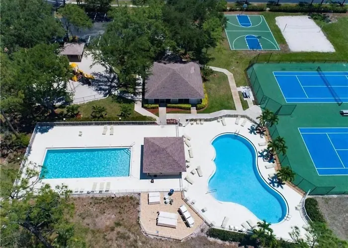 Superb Villa With Private Pool In Naples