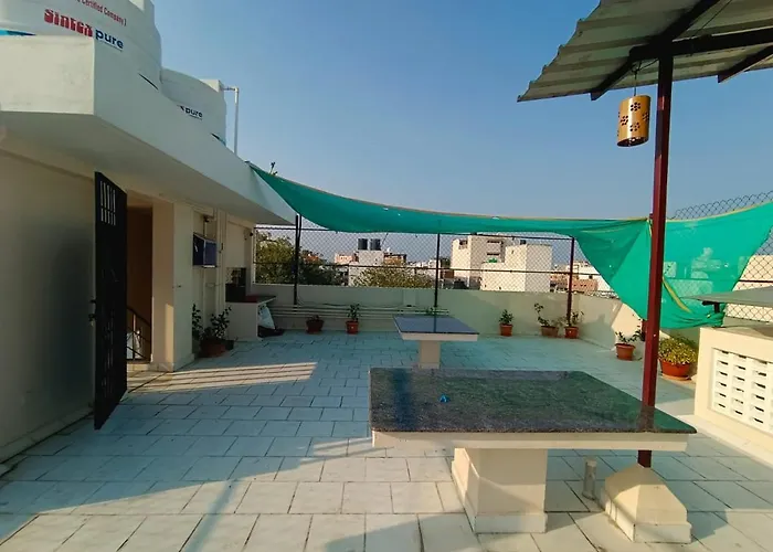 Hotel with Tennis: Villa De Srivaari Residency