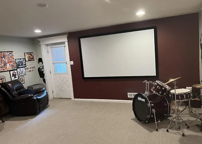 5Brwithband&Piano Setup Private Gym Theater&Entry At Cherry Hill