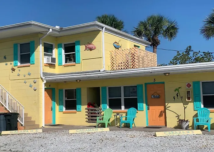 Pet Friendly hotel: Michaels Surfside Cabanas