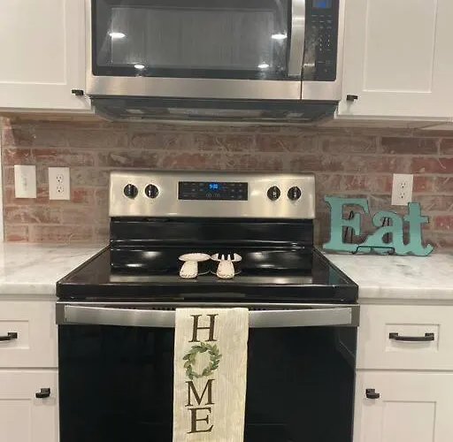 Cozy 2-Bedroom Farmhouse With Parking On Premise