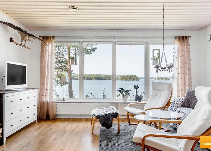 Ekudden. Idylliskt Naera Sjoe. Egen Strand.