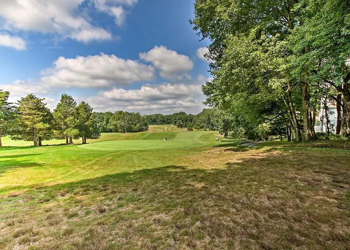Lovely Norwich Villa, On Golf Course W/ Amenities!