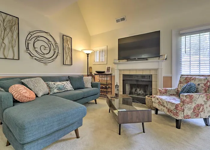 Lovely Norwich Villa, On Golf Course W/ Amenities!