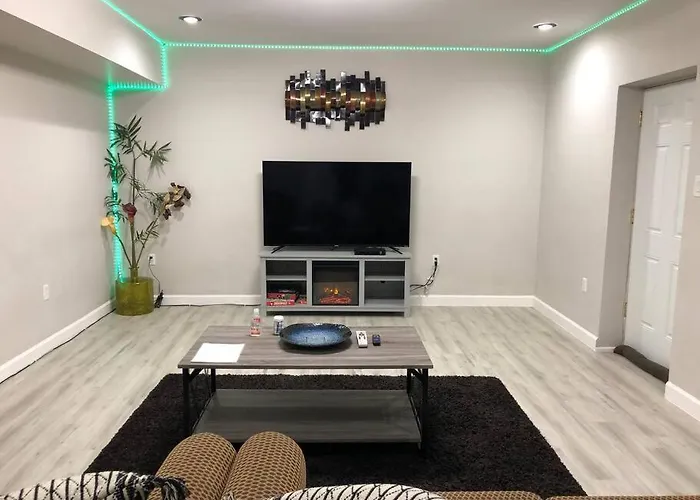 Spacious Unit With Mountain View