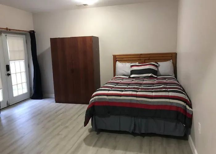 Spacious Unit With Mountain View