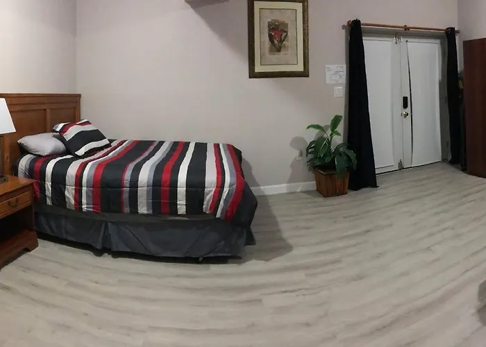 Spacious Unit With Mountain View