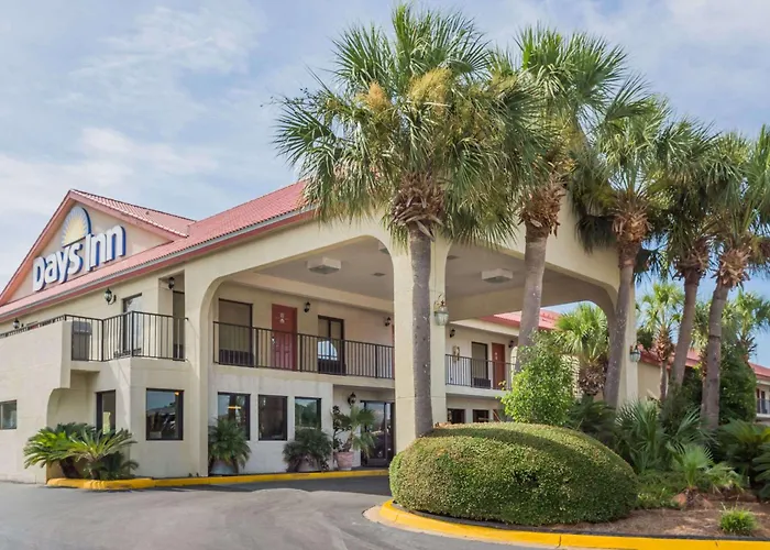 Hotel with pool: Days Inn By Wyndham Destin