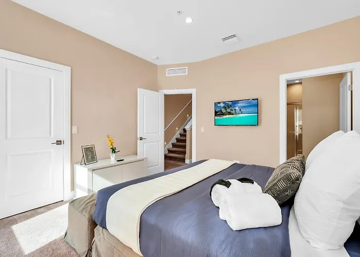 Luxury Villa Less Than A Mile From Disneyworld -Bonus Elevator-