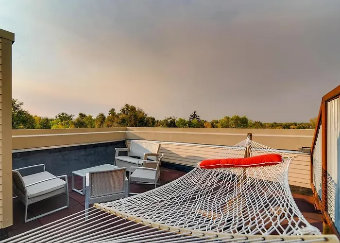 Old Town Loft Oasis With Amazing Rooftop Deck!