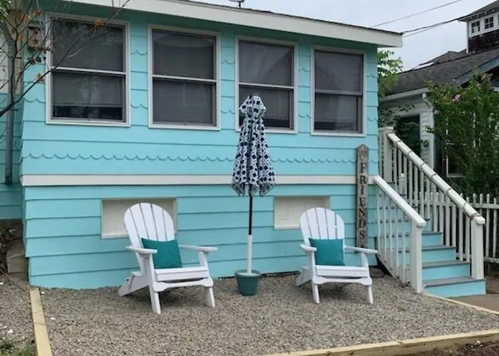 Beachy Bay Breeze Bungalow 2Br With Parking And Close To Many Amenities.