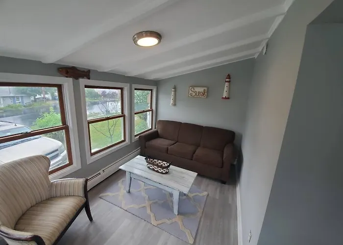 Beachy Bay Breeze Bungalow 2Br With Parking And Close To Many Amenities.