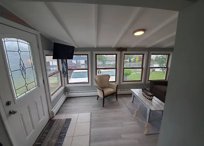 Beachy Bay Breeze Bungalow 2Br With Parking And Close To Many Amenities.