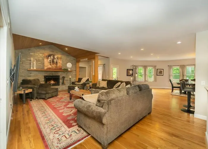 5755 Butler Warren Cheerful 6-Bedroom Villa With Fishing Pond
