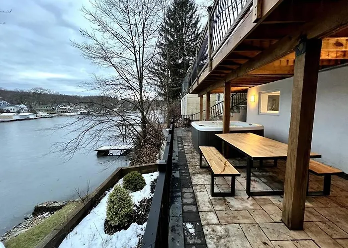 Cozy Cabin On The Lake W/ Hottub
