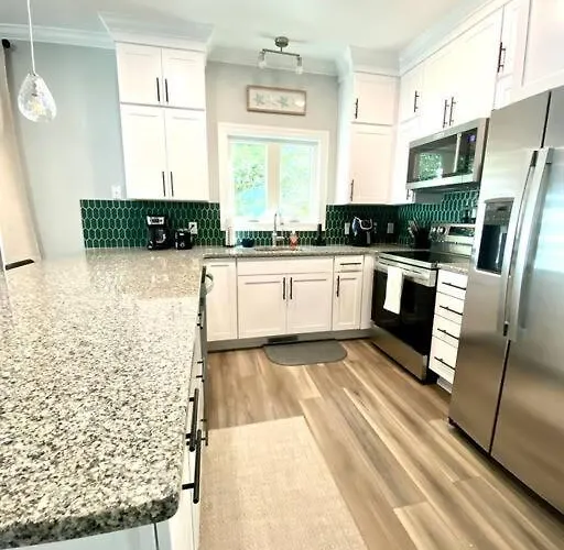 Henderson Haven 4 Bedroom / 3 Ba Villa, Steps To Beach
