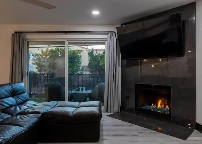 Modern San Pedro Home, Sleeps 12, Hot Tub, Fire Place, Private Parking