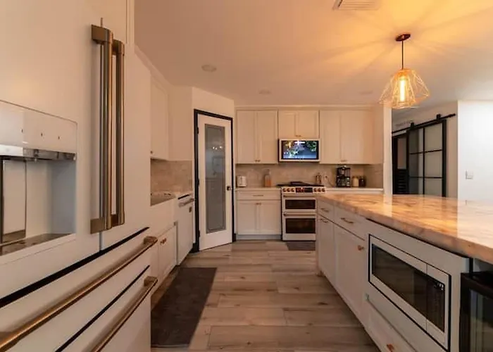 Modern San Pedro Home, Sleeps 12, Hot Tub, Fire Place, Private Parking