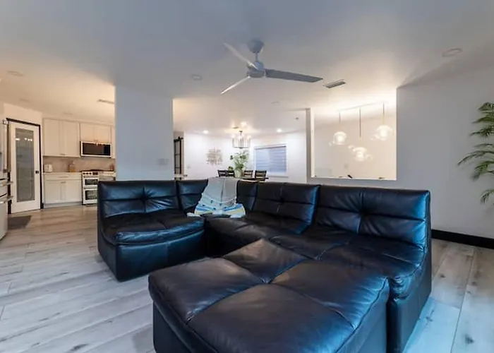 Modern San Pedro Home, Sleeps 12, Hot Tub, Fire Place, Private Parking