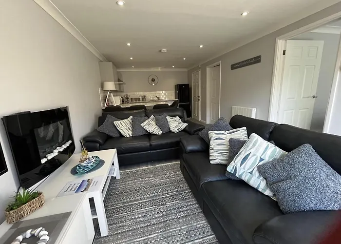 2 Bed Villa Sleeps 4 - Wifi Garden Sea Views