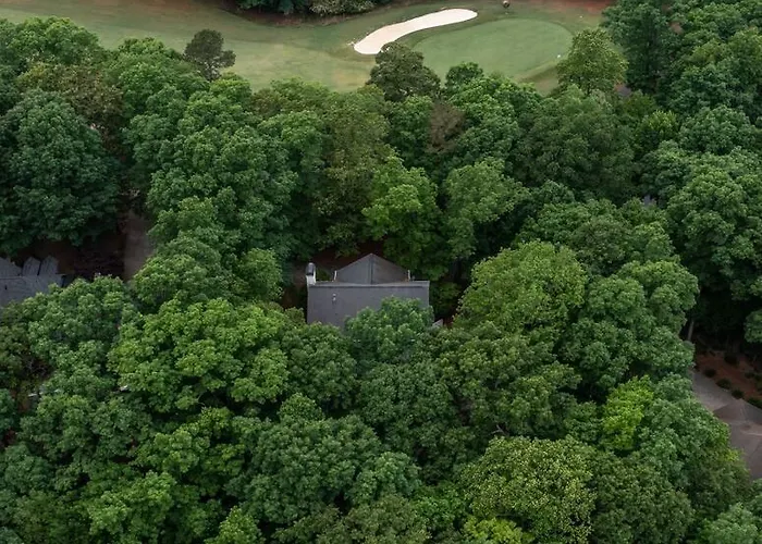 Riverfront Retreat: Luxury Family Lodge with Entertainment Galore