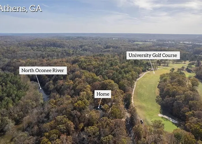 Riverfront Retreat: Luxury Family Lodge with Entertainment Galore