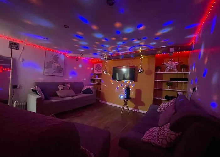 Stunning House Close To The Stadium + Hot Tub!