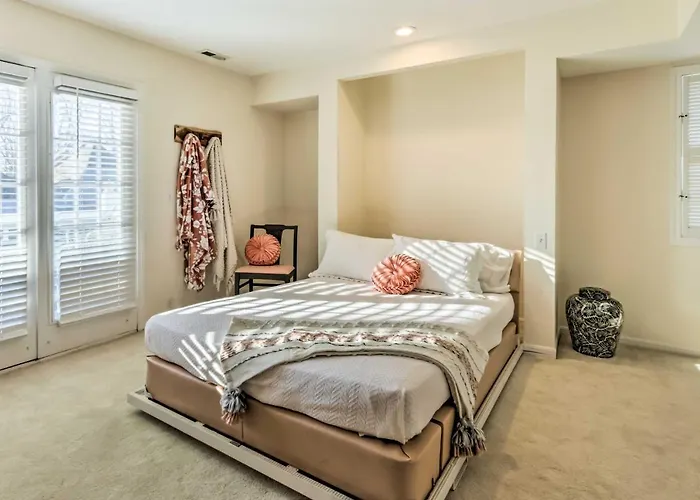 Lovely Norwich Villa, On Golf Course W/ Amenities!