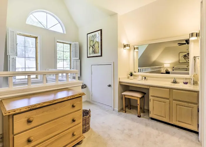 Lovely Norwich Villa, On Golf Course W/ Amenities!