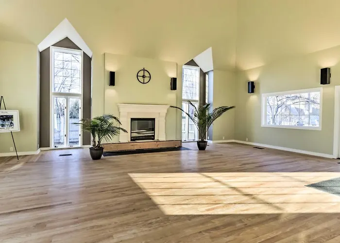 Lovely Norwich Villa, On Golf Course W/ Amenities!