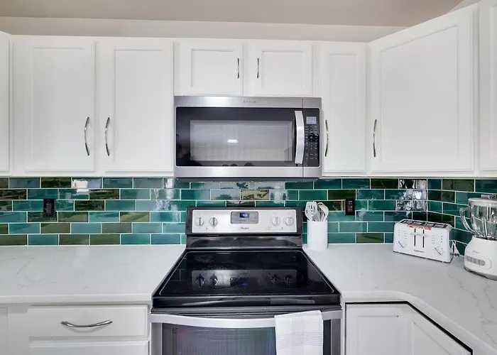 Stunning Poconos Villa- Hot Tub, Pool, Game Room, Bbq & More