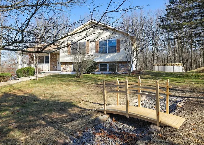 Stunning Poconos Villa- Hot Tub, Pool, Game Room, Bbq & More