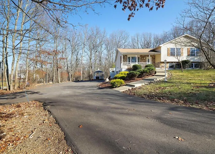 Stunning Poconos Villa- Hot Tub, Pool, Game Room, Bbq & More